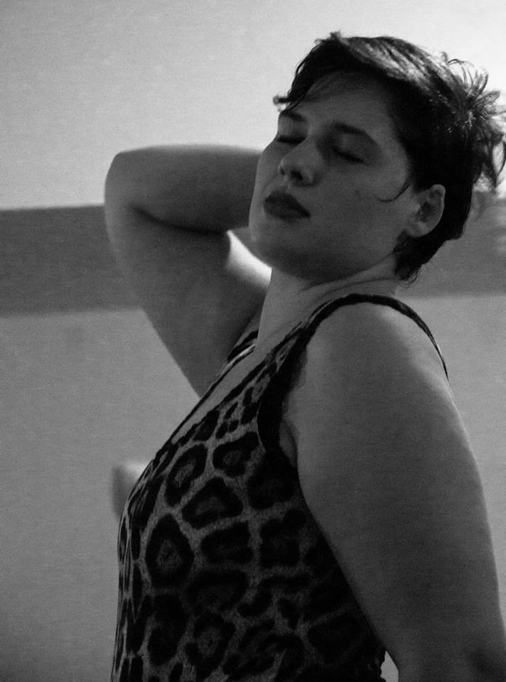 Jeni Sandzer dançando