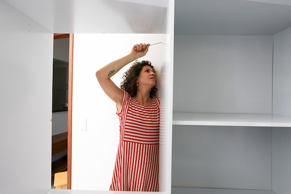 Mulher usando chave de fenda para fazer reparos em casa