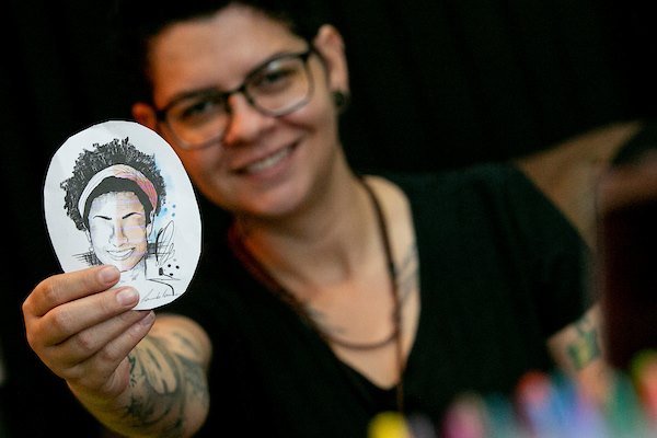 Mulher com ilustração