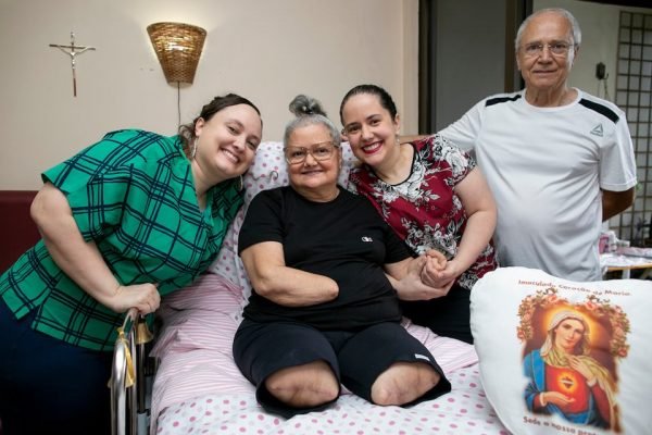 Helenice Milagrinho, sobrevivente da Sepse, posa com a família