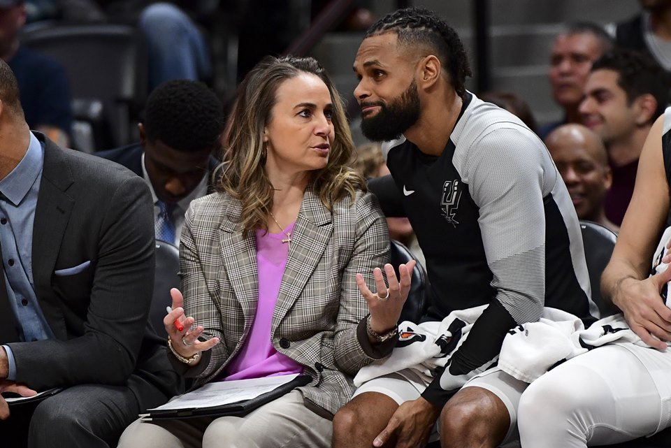Becky Hammon dando instruções a Patty Mills