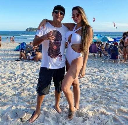 Sérgio Mallandro e Laís na praia