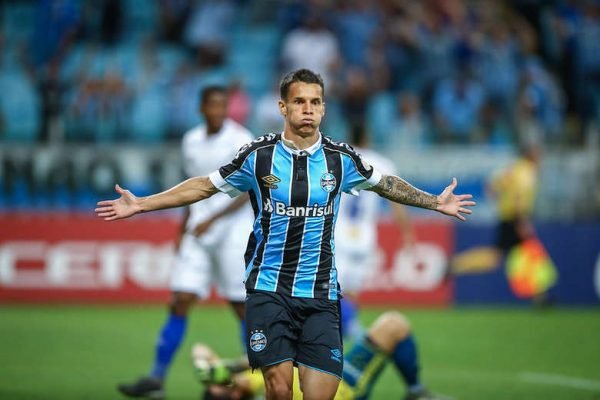Atacante Ferreira comemora gol em partida do Grêmio