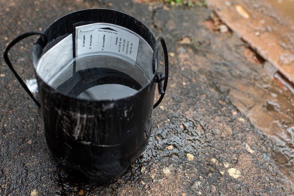 Garrafas PET são adaptadas como armadilhas para o mosquito transmissor da dengue