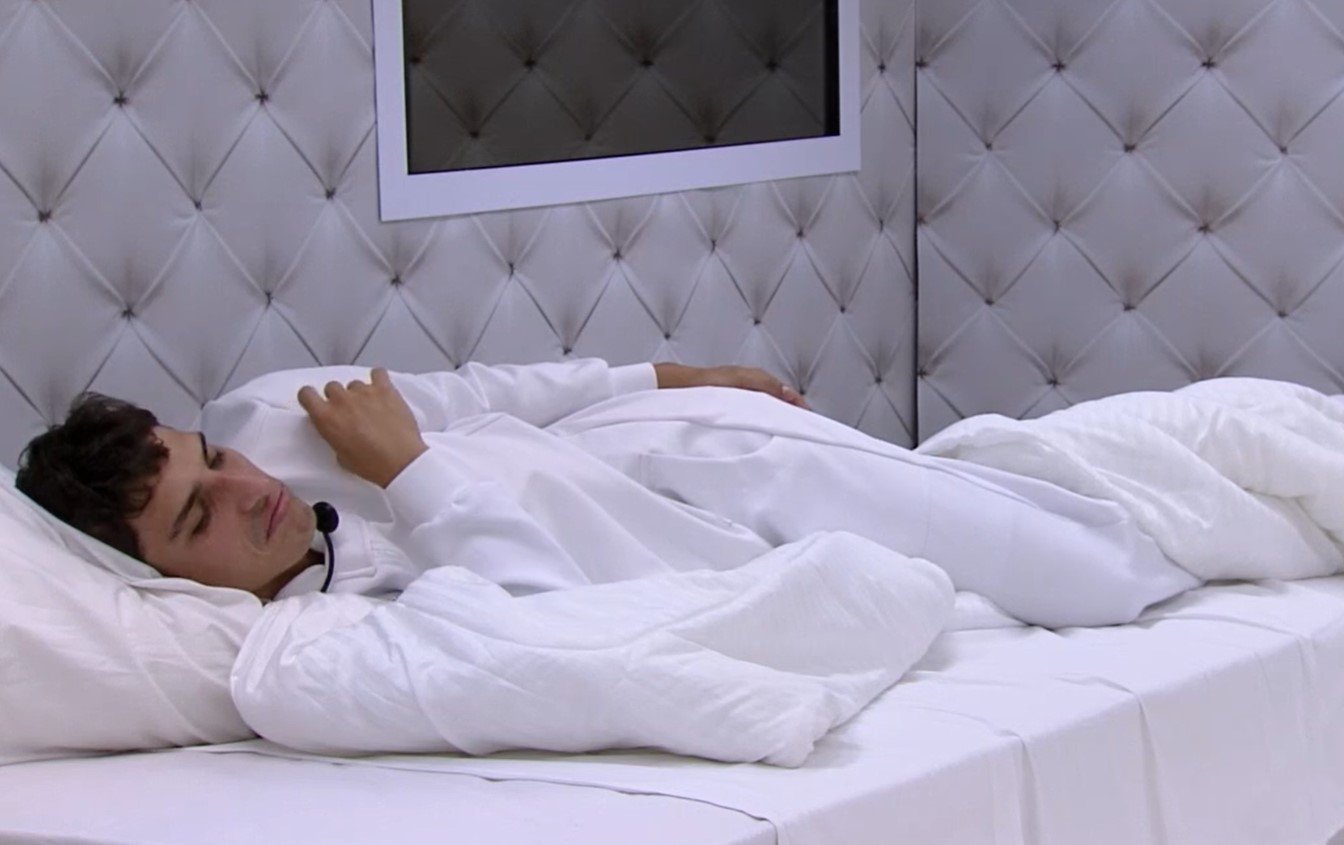 felipe-deitado-no-quarto-branco