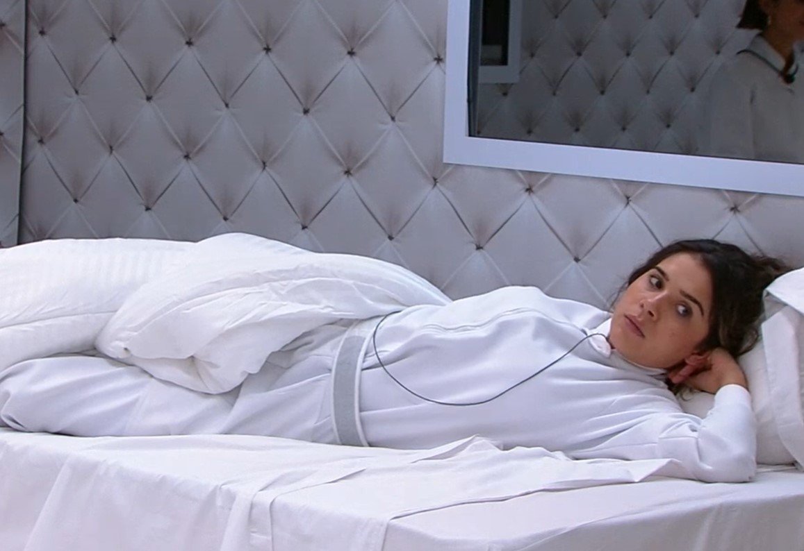 gizelly-deitada-no-quarto-branco