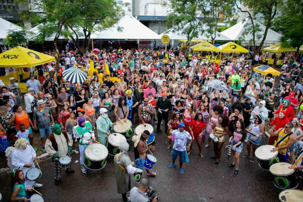 Bloco Galo Cego anima o pré-carnaval na área central de Brasília