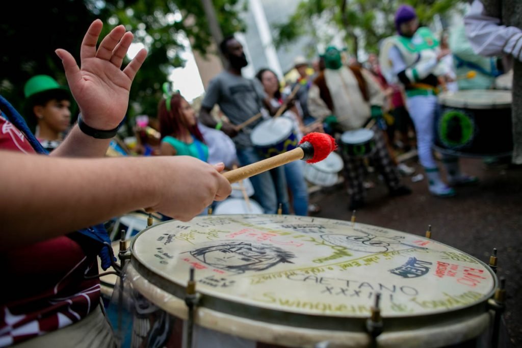 Músico toca surdo durante o Bloco Galo Cego em Brasília