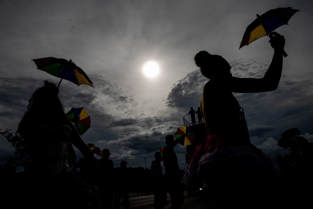 Foliões brincam no Carnaval do Bloco Galinho de Brasília