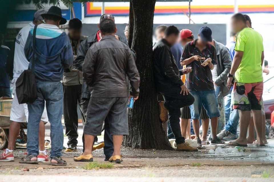 Grupo de homens vende celulares sem procedência no Centro da Ceilândia