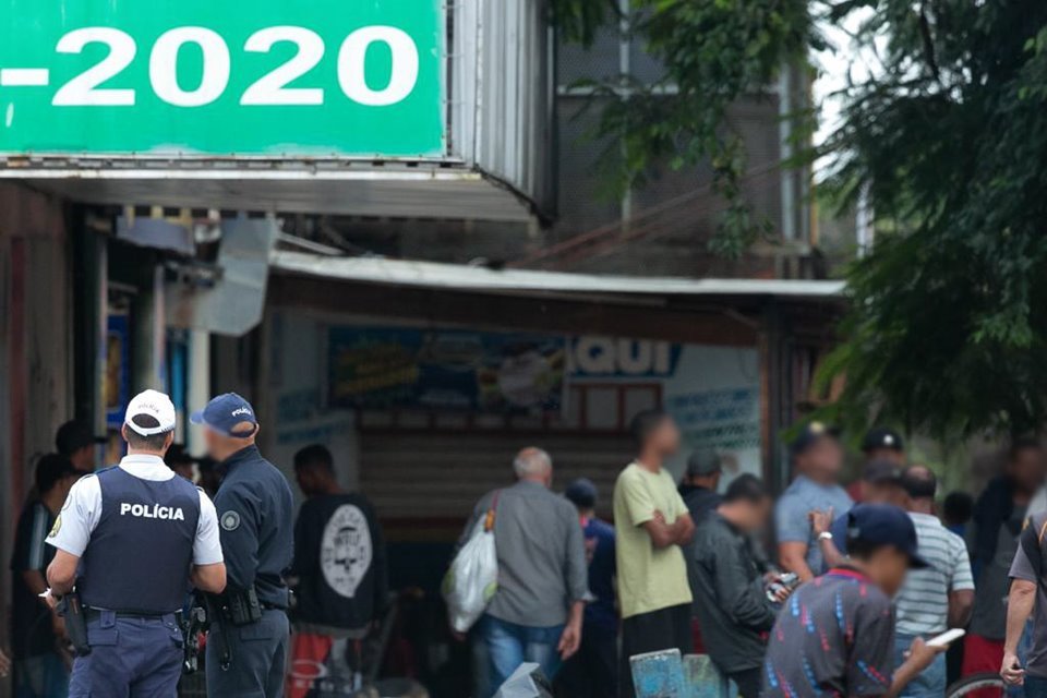 PMs observam movimentação de homens vendendo celulares no centro da Ceilândia