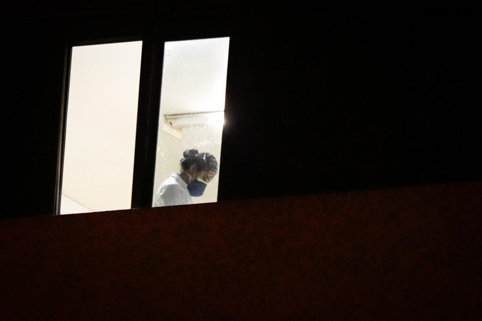 Funcionária do Hran dentro de uma sala da unidade de saúde