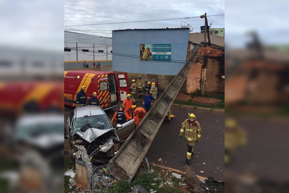 Carro bate em poste no Novo Gama (GO)