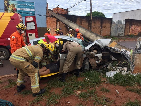 Carro bate em poste no Novo Gama (GO)