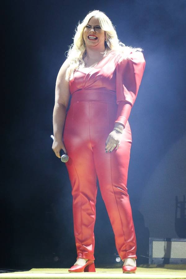Marília Mendonça de macacão vermelho em show na cidade de São Paulo