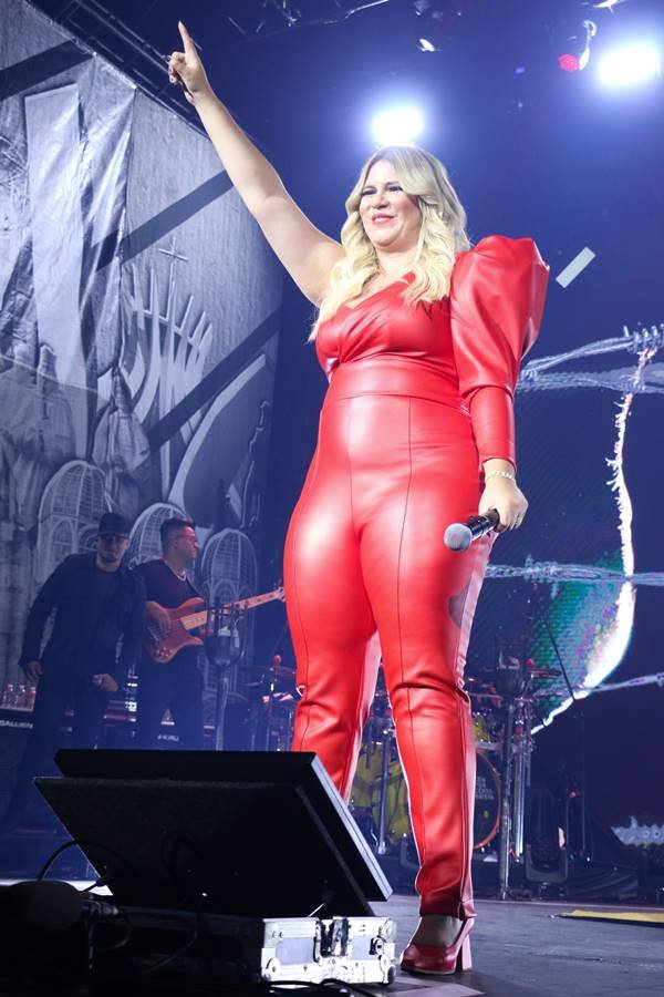 Marília Mendonça de macacão vermelho em show na cidade de São Paulo