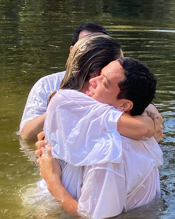Wesley Safadão sendo batizado nas águas do Rio Jordão