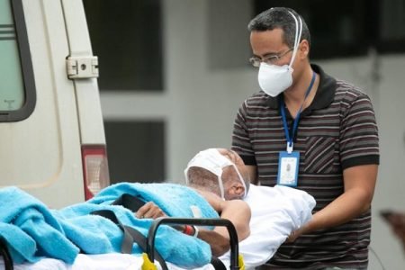 Paciente entra com máscara no Hospital Regional da Asa Norte (Hran)