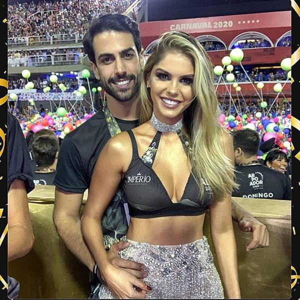 Bárbara Evans e o noivo, Gustavo Theodoro, no Sambódromo