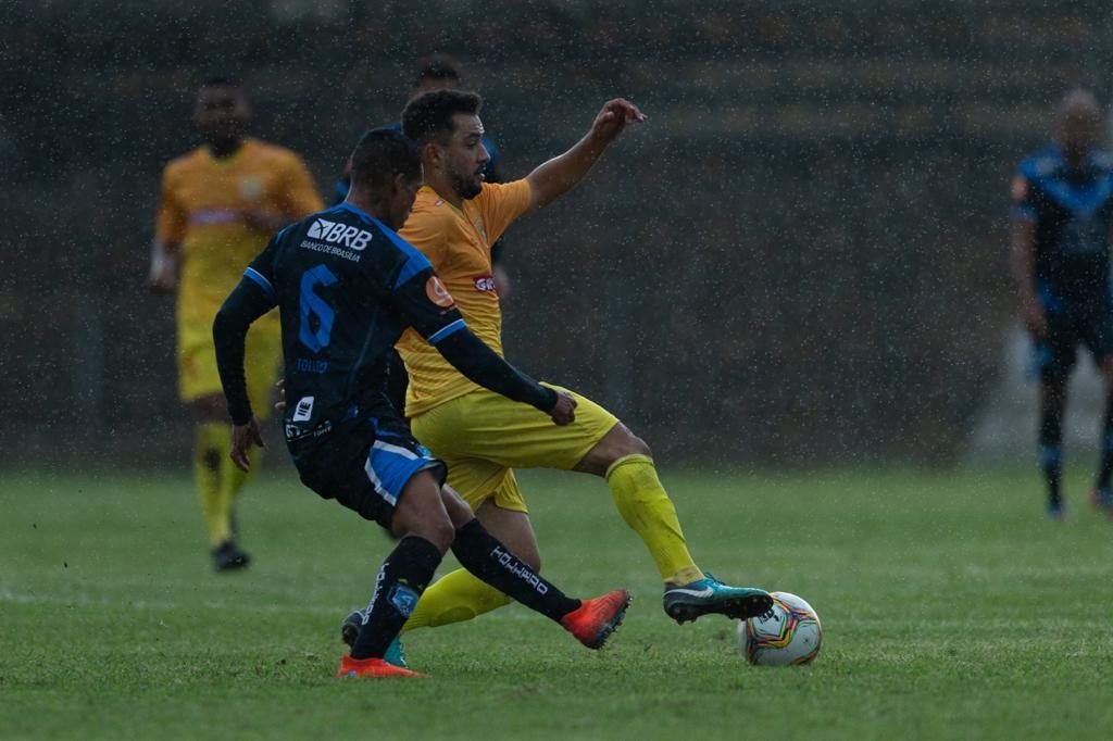 Peninha em jogo pelo Brasiliense
