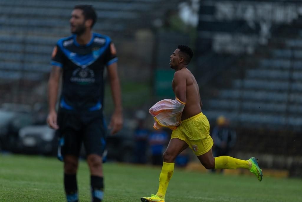 Sandy comemora gol tirando a camisa