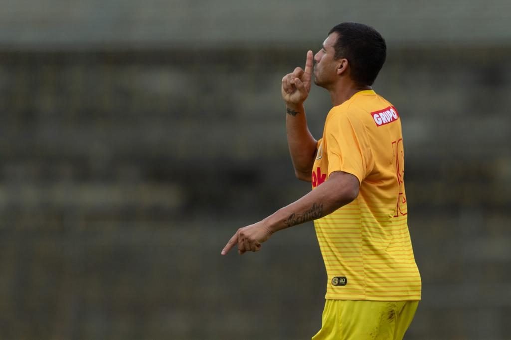 Neto Baiano comemora gol pedindo silêncio