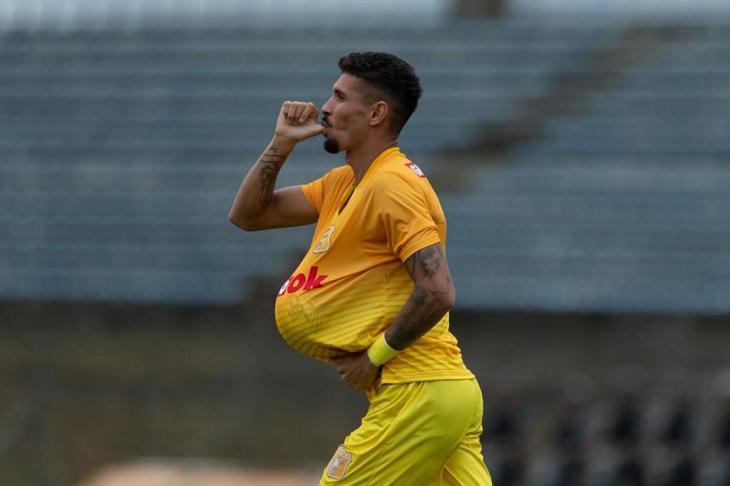 Manoel com bola dentro da camisa