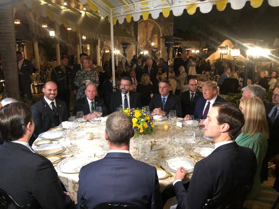 Nos EUA, Bolsonaro e comitiva jantam com Trump