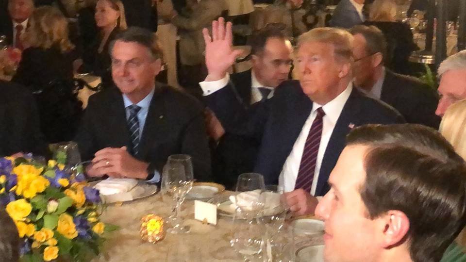 Nos EUA, Bolsonaro e comitiva jantam com Trump
