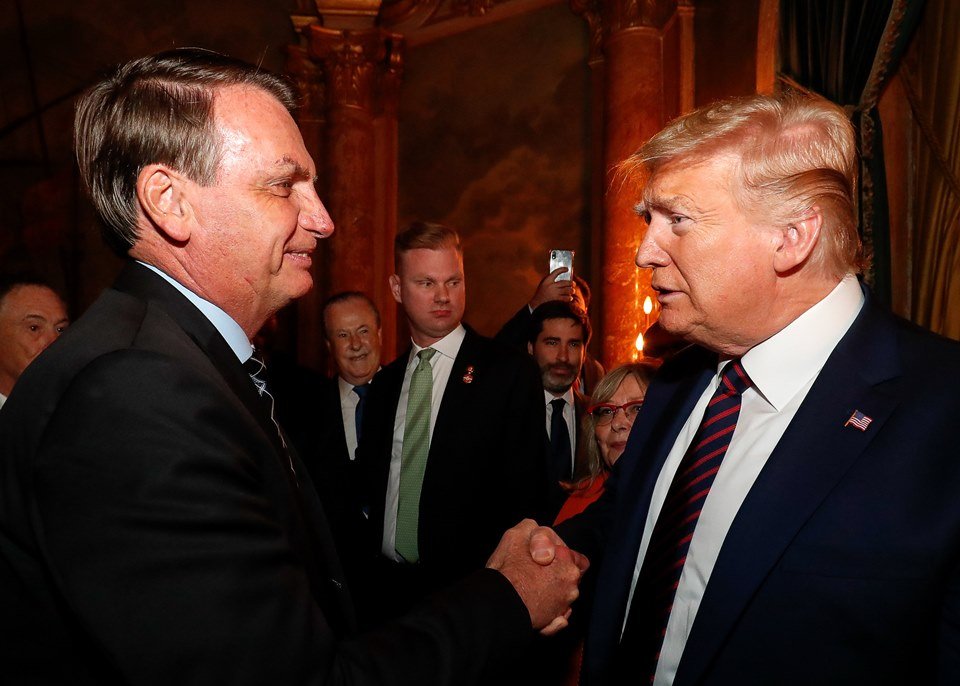 Jair Bolsonaro aperta a mão do presidente dos EUA, Donald Trump