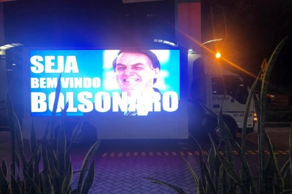 Apoiadores levam outdoor para Bolsonaro
