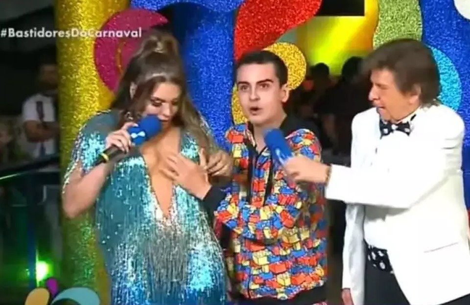 Dudu Camargo apalpa seios de Simony, ao vivo