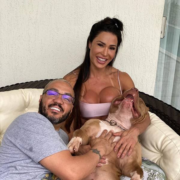 Gracyanne Barbosa e Belo com o cachorro do casal