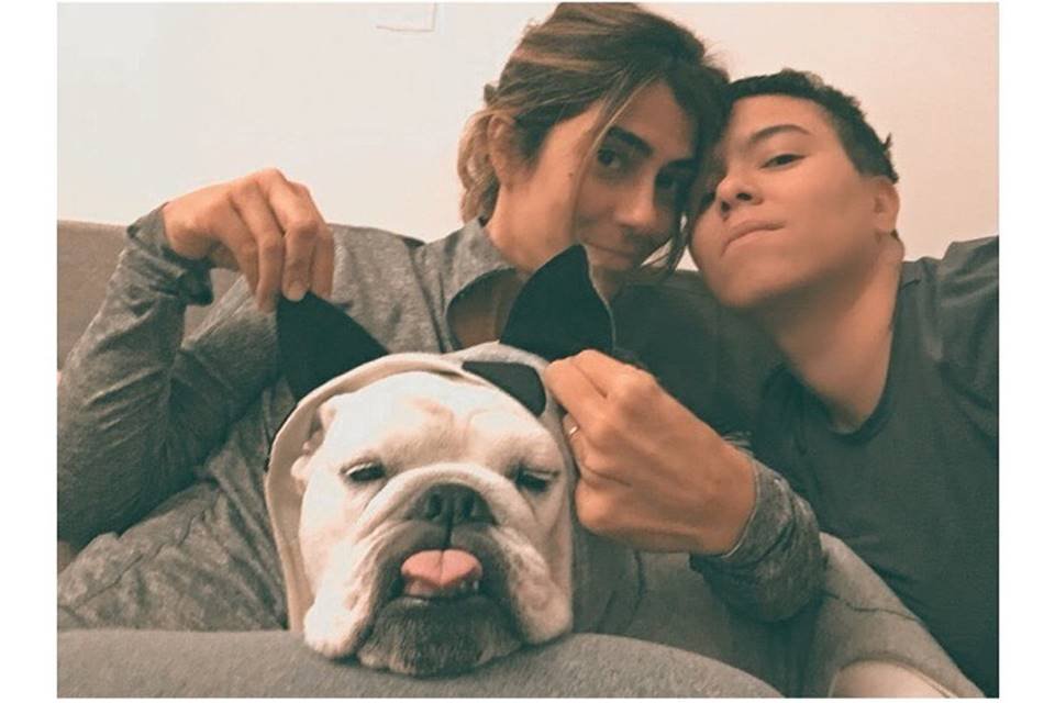 Maria Gadú e Lua Leça com um cachorro