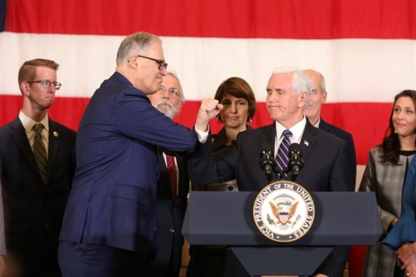 Vice presidente Mike Pence cumprimenta governador com cotovelada por causa do coronavírus