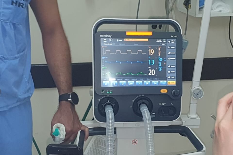 Equipamento de respiração usado em paciente com coronavírus no DF