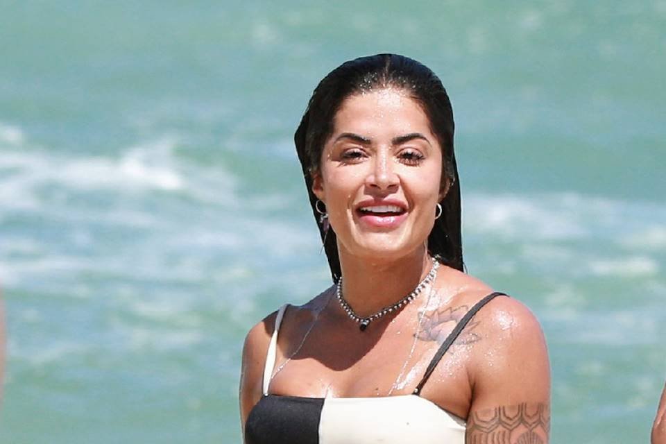 Aline Riscado de biquÃ­ni na praia