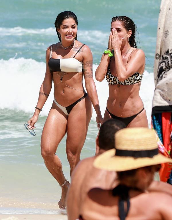 Aline Riscado de biquíni