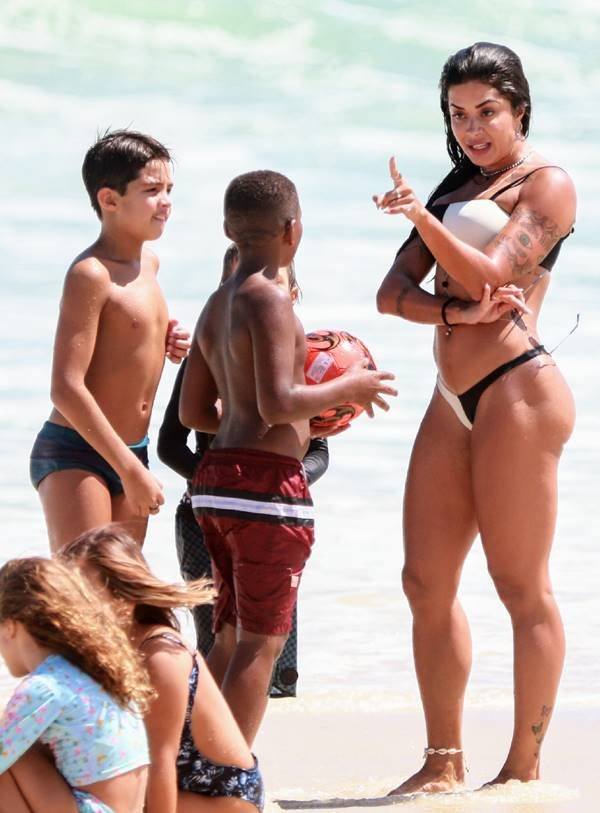 Aline Riscado de biquíni