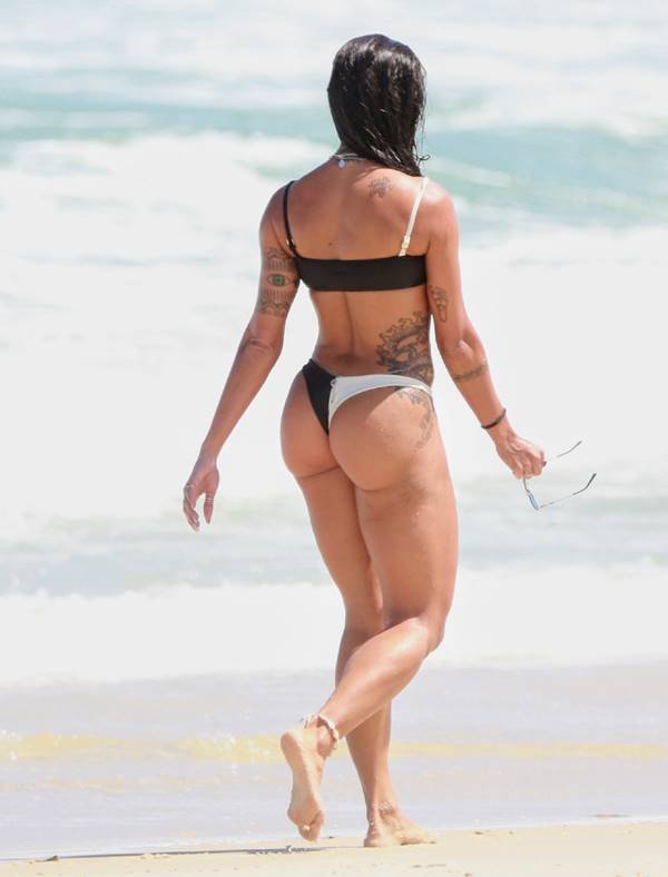 Aline Riscado de biquíni