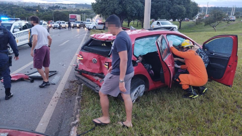 PMDF prende suspeitos que fugiam em carro roubado