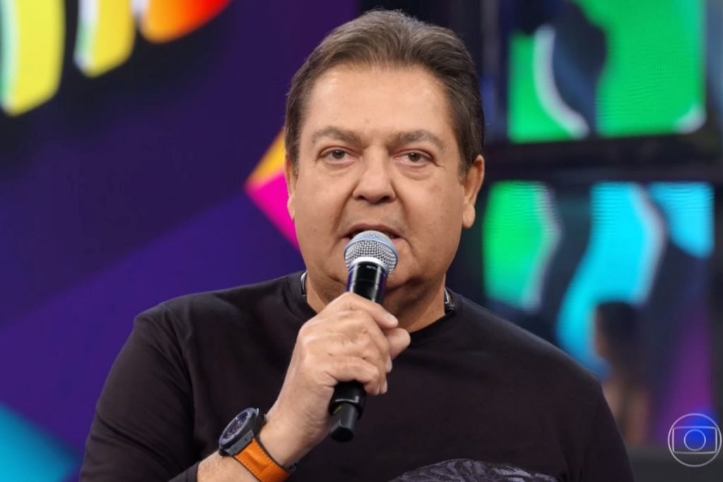 Faustão com o microfone na boca