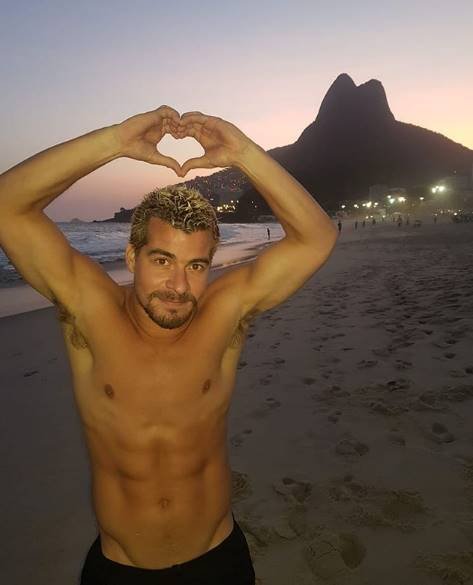 Thiago martins faz coração com as mãos