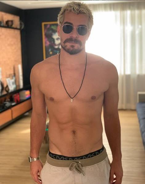 Thiago Martins sem camisa