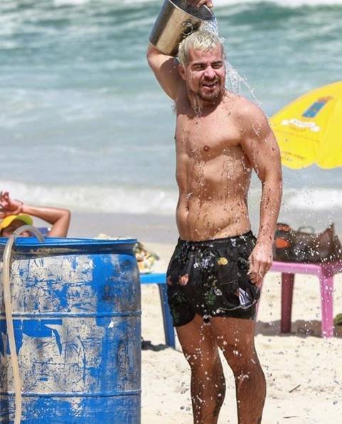 Thiago Martins tomando banho de balde