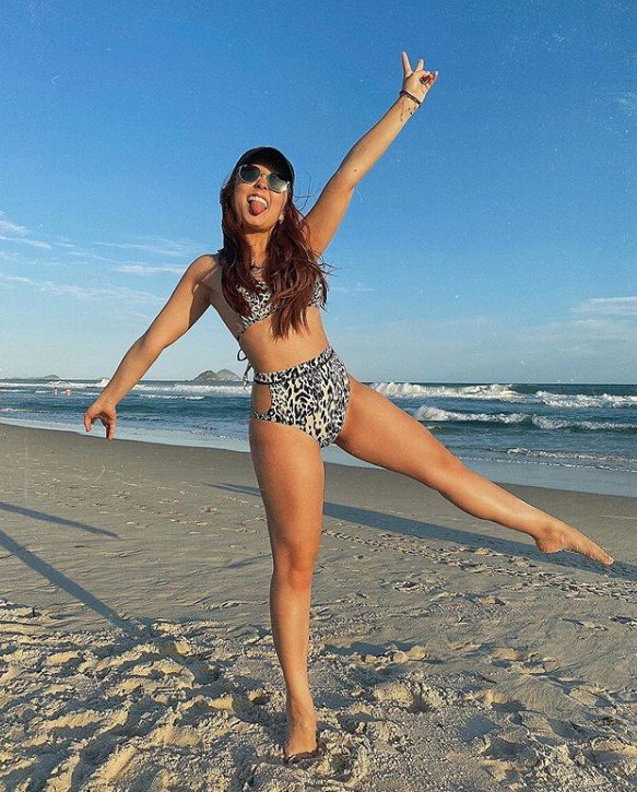 Larissa Manoela de biquíni na praia