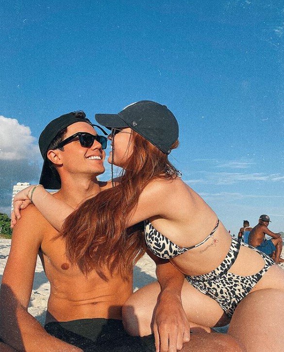 Larissa Manoela de biquíni na praia