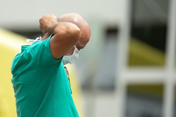 Pessoas usam máscaras no Hran