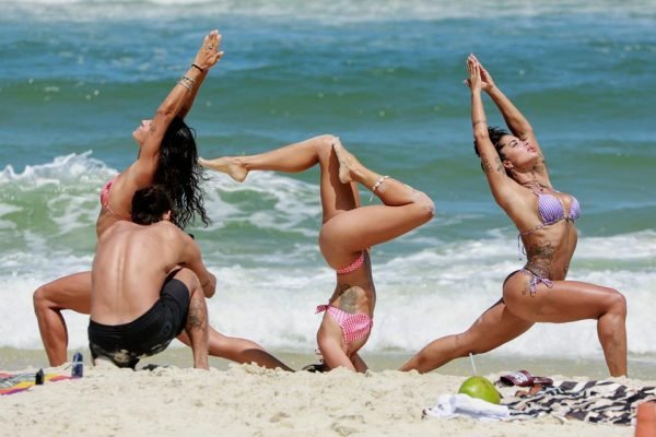 Aline Riscado e amigas fazendo yoga na Barra da Tijuca