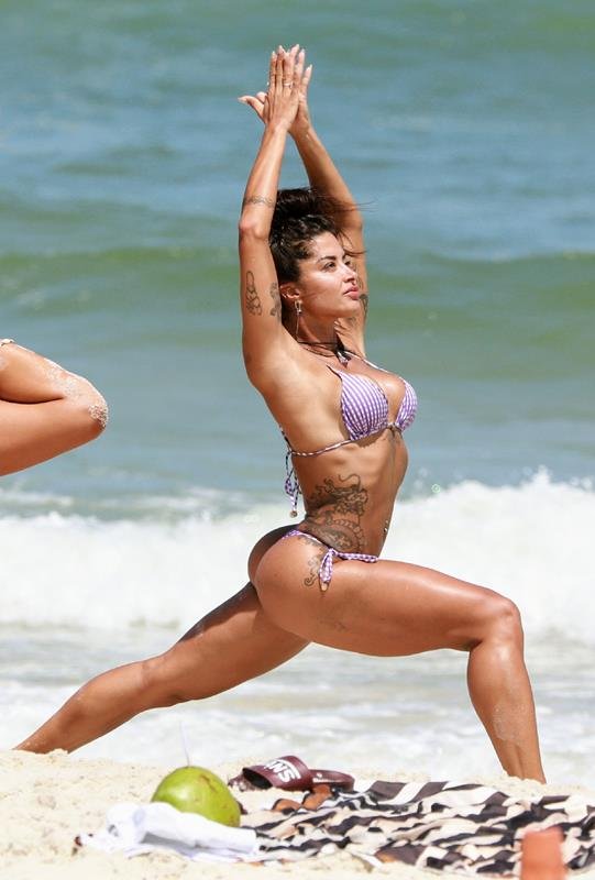 Aline Riscado fazendo yoga na Barra da Tijuca